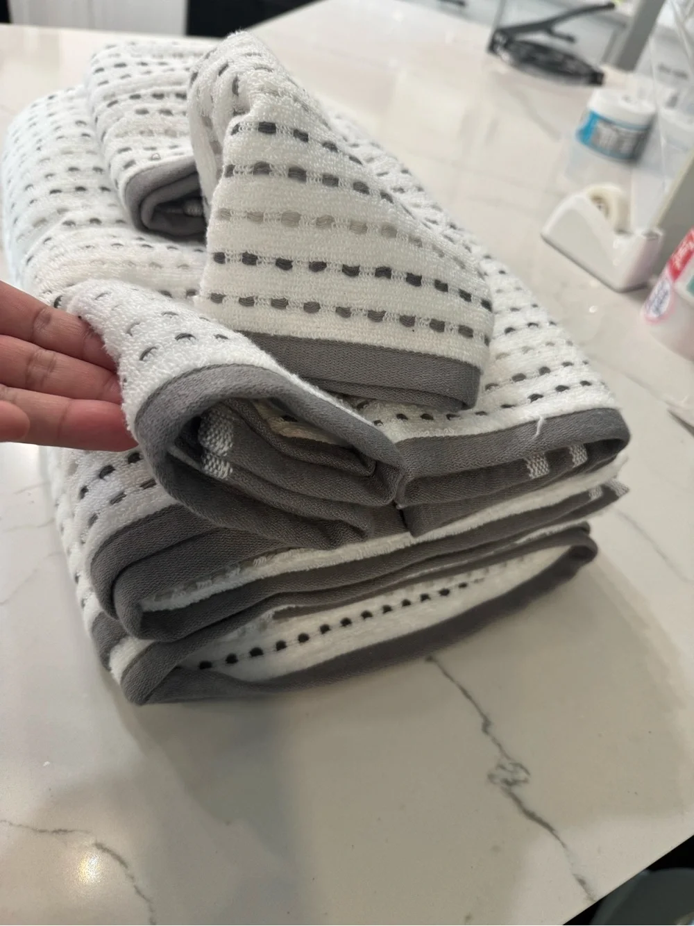 Caro Home 6 Piece Towels Set- White & Gray New without tags